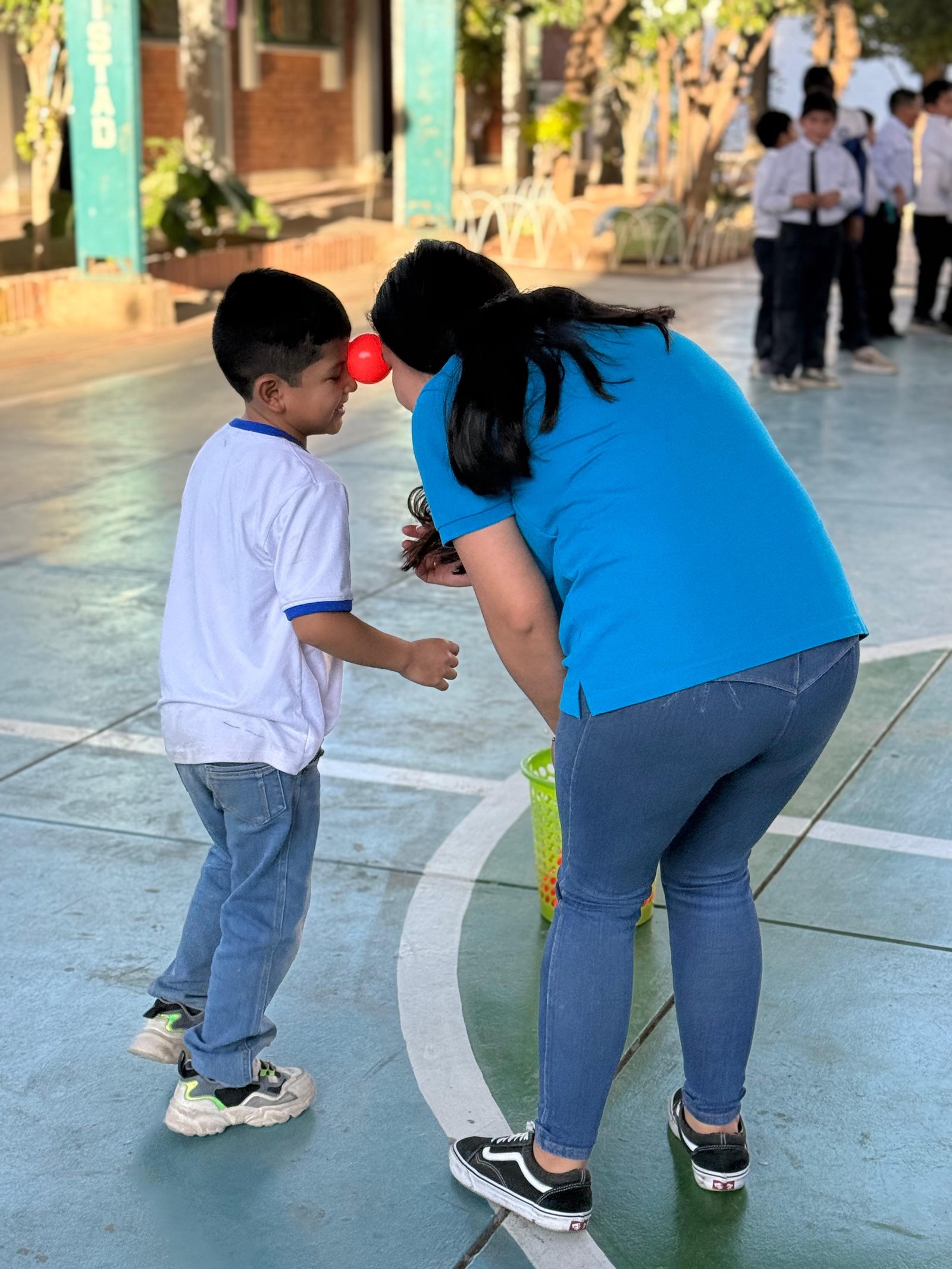 Actividad con jóvenes en el colegio